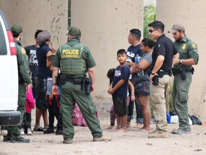 Border Patrol agents take custody of migrant family unit members near Eagle Pass. (File Photo: Randy Clark/Breitbart Texas)
