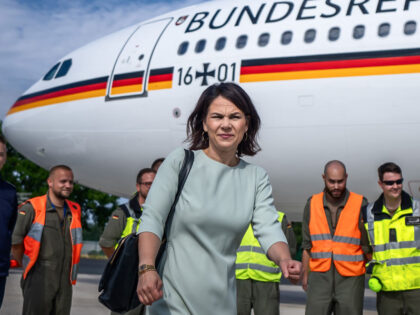 FILED - 18 July 2023, North Rhine-Westphalia, Bonn: Annalena Baerbock (Bündnis 90/Die Grünen), Minister for Foreign Affairs, walks through the airport of the airbase after her arrival from New York. Another plane breakdown for Baerbock: After a stopover for refueling in Abu Dhabi in the United Arab Emirates, the Green …