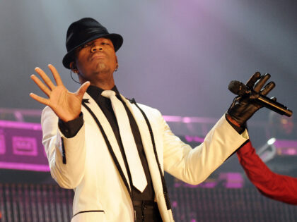 LONDON - FEBRUARY 14: American R&B singer Ne-Yo performs live at Wembley Arena on February 14, 2010 in London, England. (Photo by Samir Hussein/WireImage)